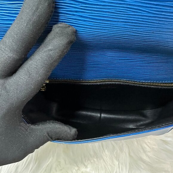 ❌SOLD❌ Authentic Louis Vuitton Saint Cloud GM Epi Leather Crossbody Shoulder Bag - Picture 12 of 17